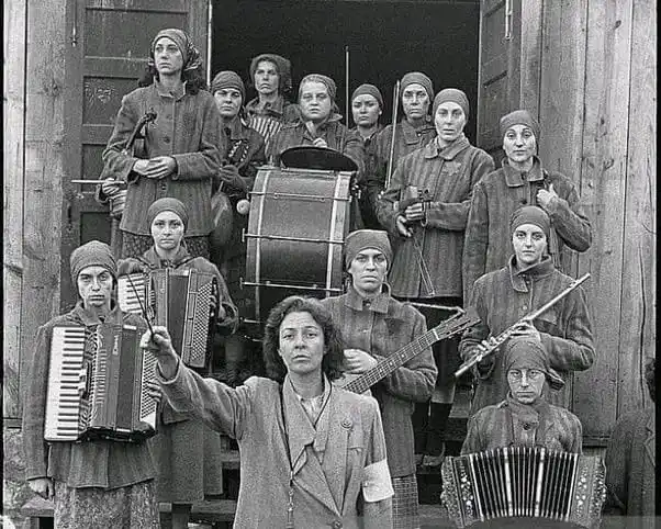 Image from Hispanos en España e "Iberoamérica" Latinos🤝Hispanos 🇪🇸🇻🇪🇵🇪🇦🇷🇨🇴🇪🇨🇨🇷🇭🇳🇼🇸🇳🇮🇵🇦🇮🇱🇨🇱🇺🇾🇲🇽🇬🇧🇵🇾🇧🇴🇧🇷🇺🇸🇵🇹🇮🇹🇸🇻🇨🇺: Auschwitz. Un campo donde la música no debería haber existido. Y, sin ...