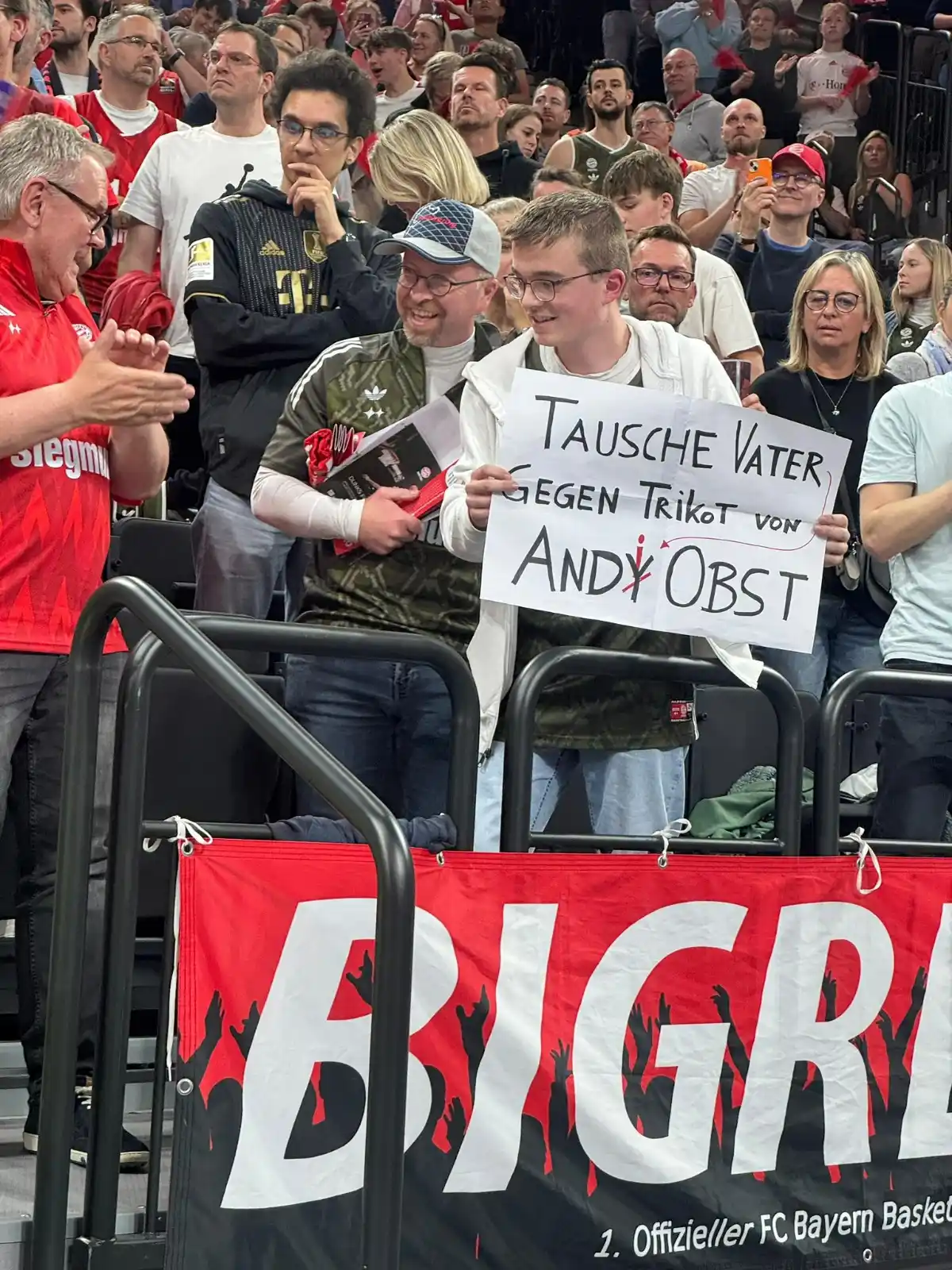 Image from FC Bayern Basketball: Die Frage ist doch: Schaut der Vater genauso gut aus wie das neue Trik...