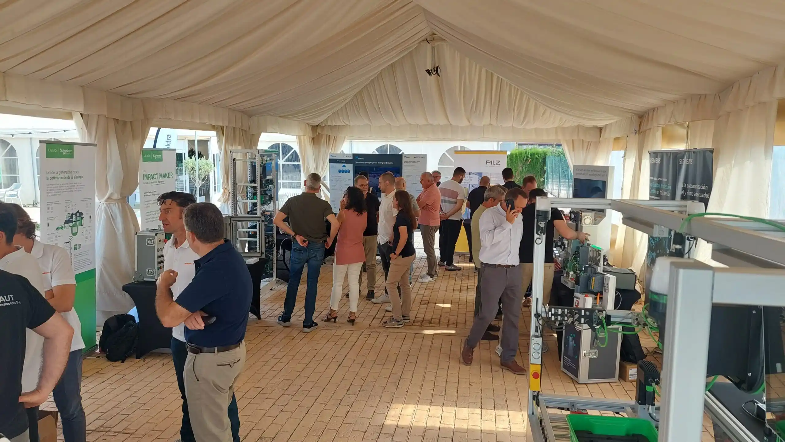 Image from Grupo Elektra: 📢 *¡ESTÁ PASANDO! ¡Exposición industrial del futuro en Valektra!* Au...