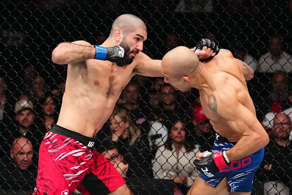 Image from @UFCEspanol: La más importante 🔥🔥🔥  Aiemann Zahabi sorprende a José Aldo en las ...