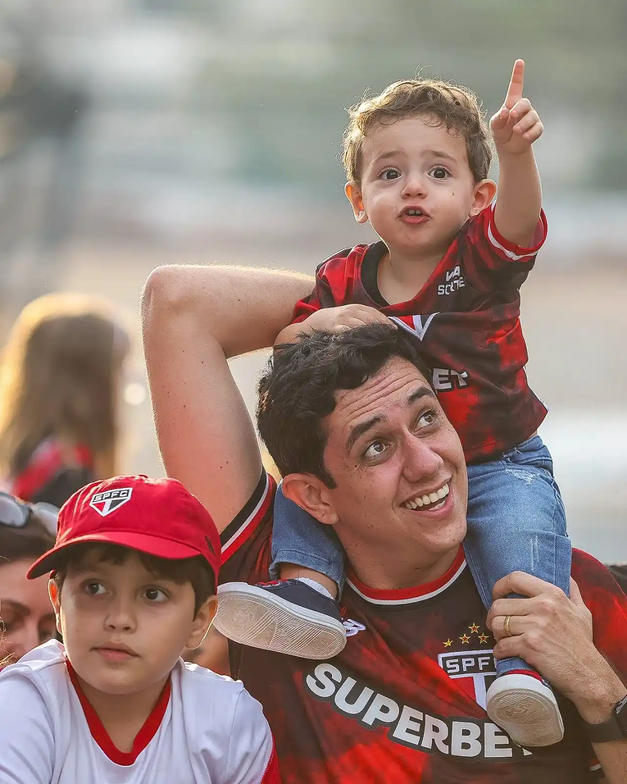 Image from TNT Sports | São Paulo: > *BOM DIA, TORCIDA TRICOLOR!🌤️* *Levanta a mão quem vai pro Morumbis...
