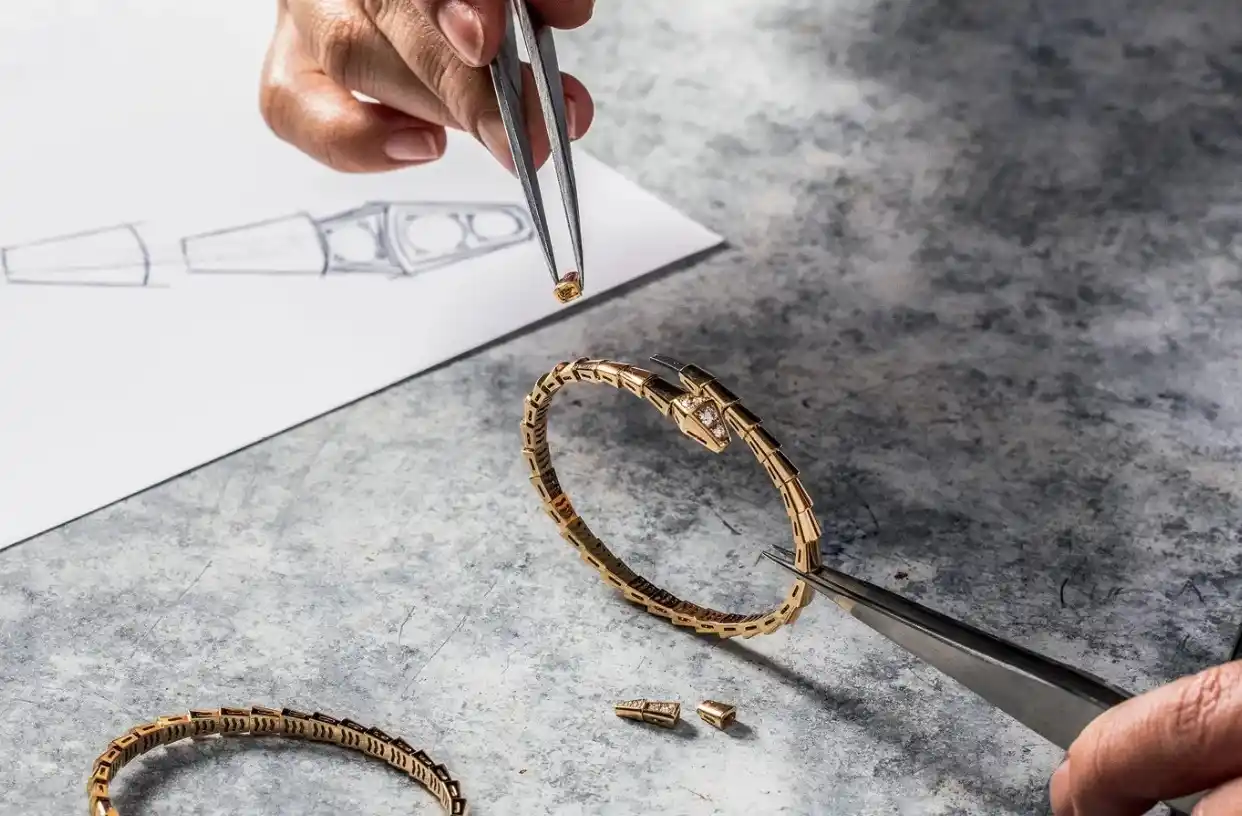 Image from Exame: *Bvlgari investe em tecnologia e tradição na produção de joias* Um co...