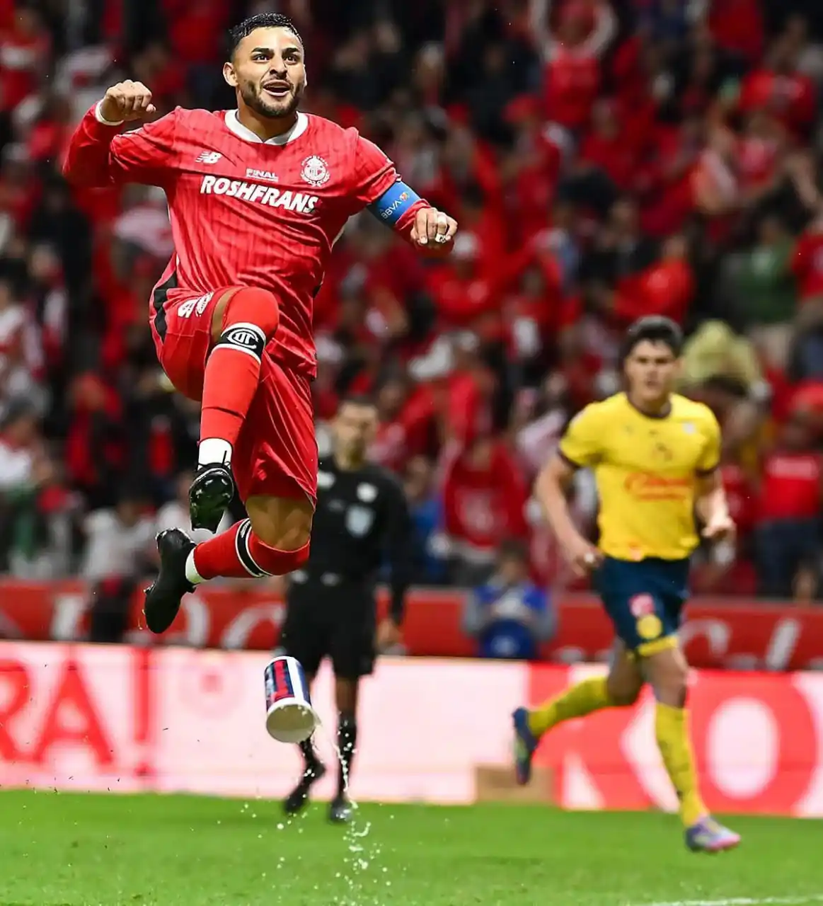 Image from Soy Futbol 8: 👹Toluca es campeón al vencer 2-0 al América… ➡️ El ave le arrebató la...