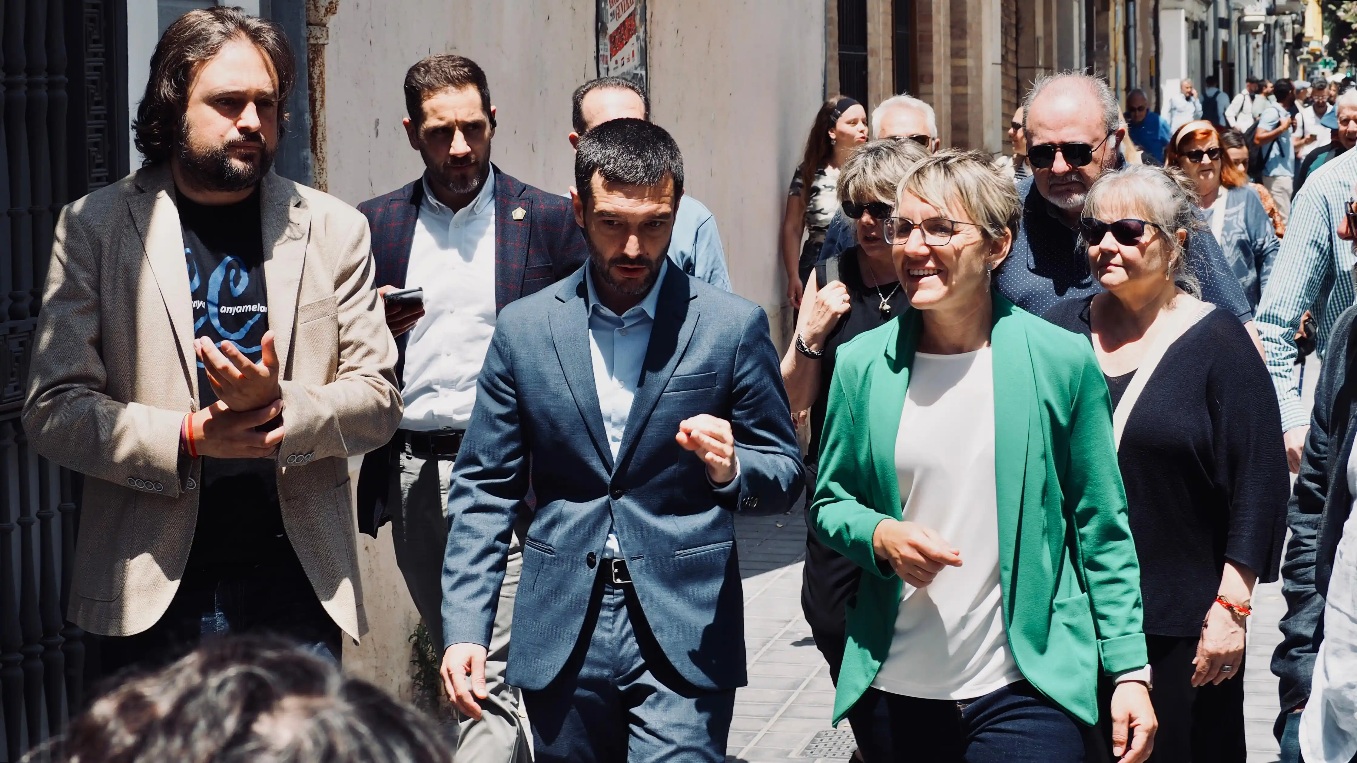 Image from Compromís per València: 🟠 *EL MINISTRE DE CONSUM VISITA EL CABANYAL AMB COMPROMÍS* 📍 _Hui al...