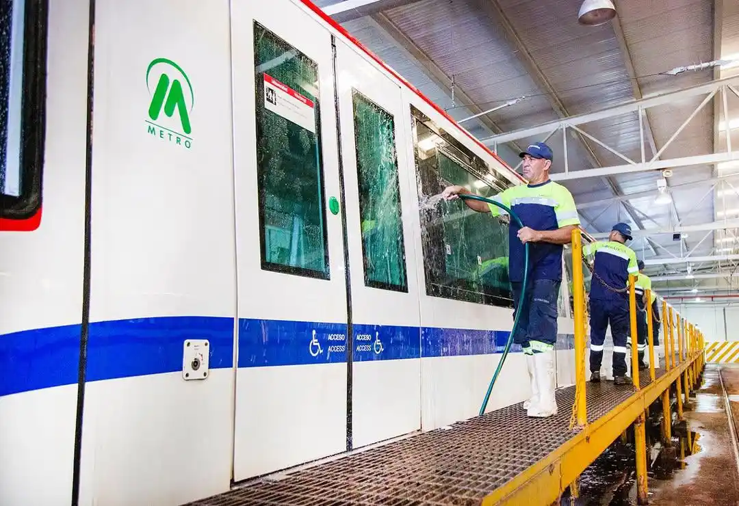 Image from Metro de Santo Domingo: Cumpliendo con la jornada de limpieza y desinfección del sistema ferro...