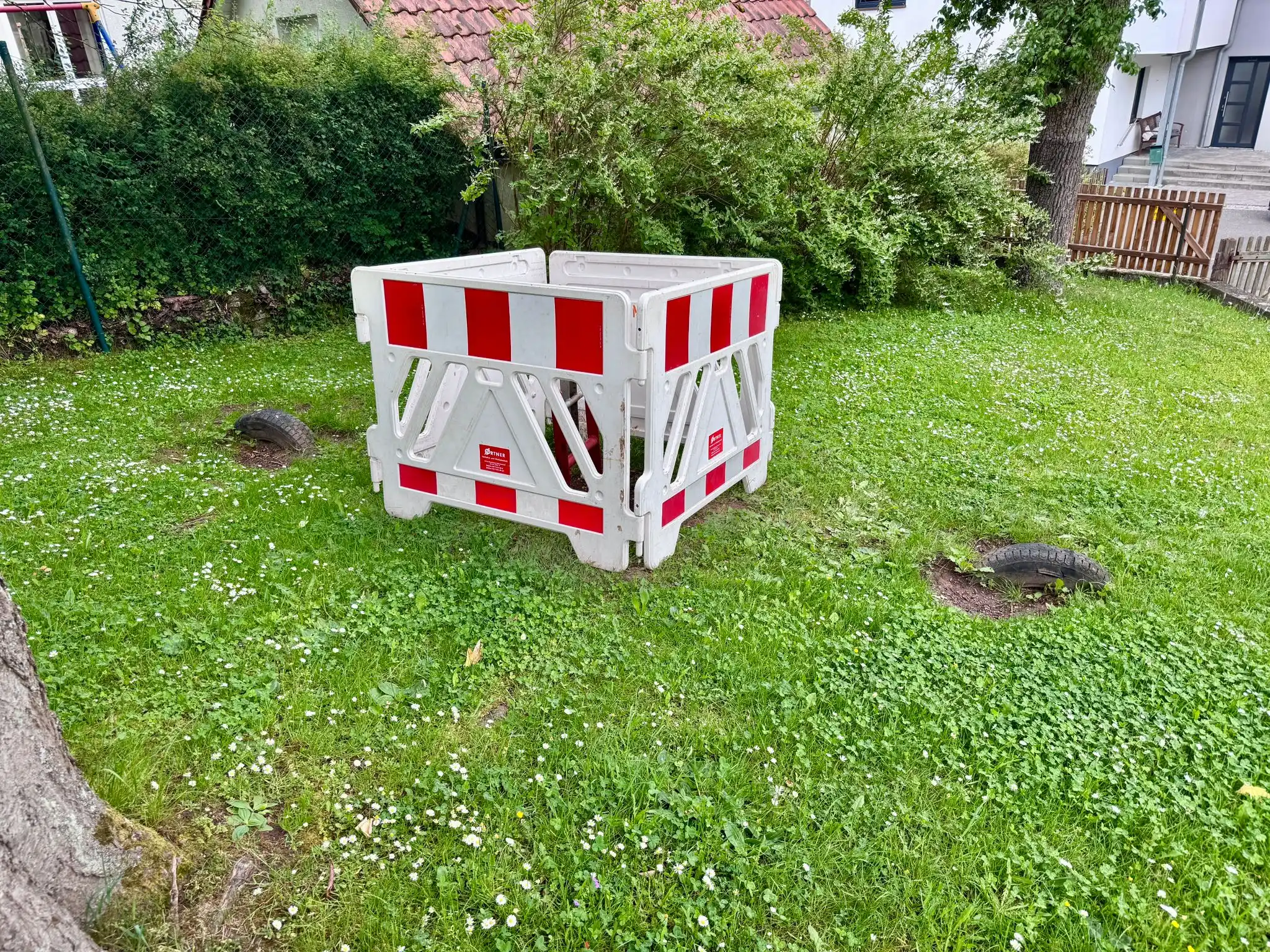 Image from Gemeinde Nüdlingen I Offiziell : Aktuell wird die Wippe vom Spielplatz an der Neubaustraße vom Bauhof r...