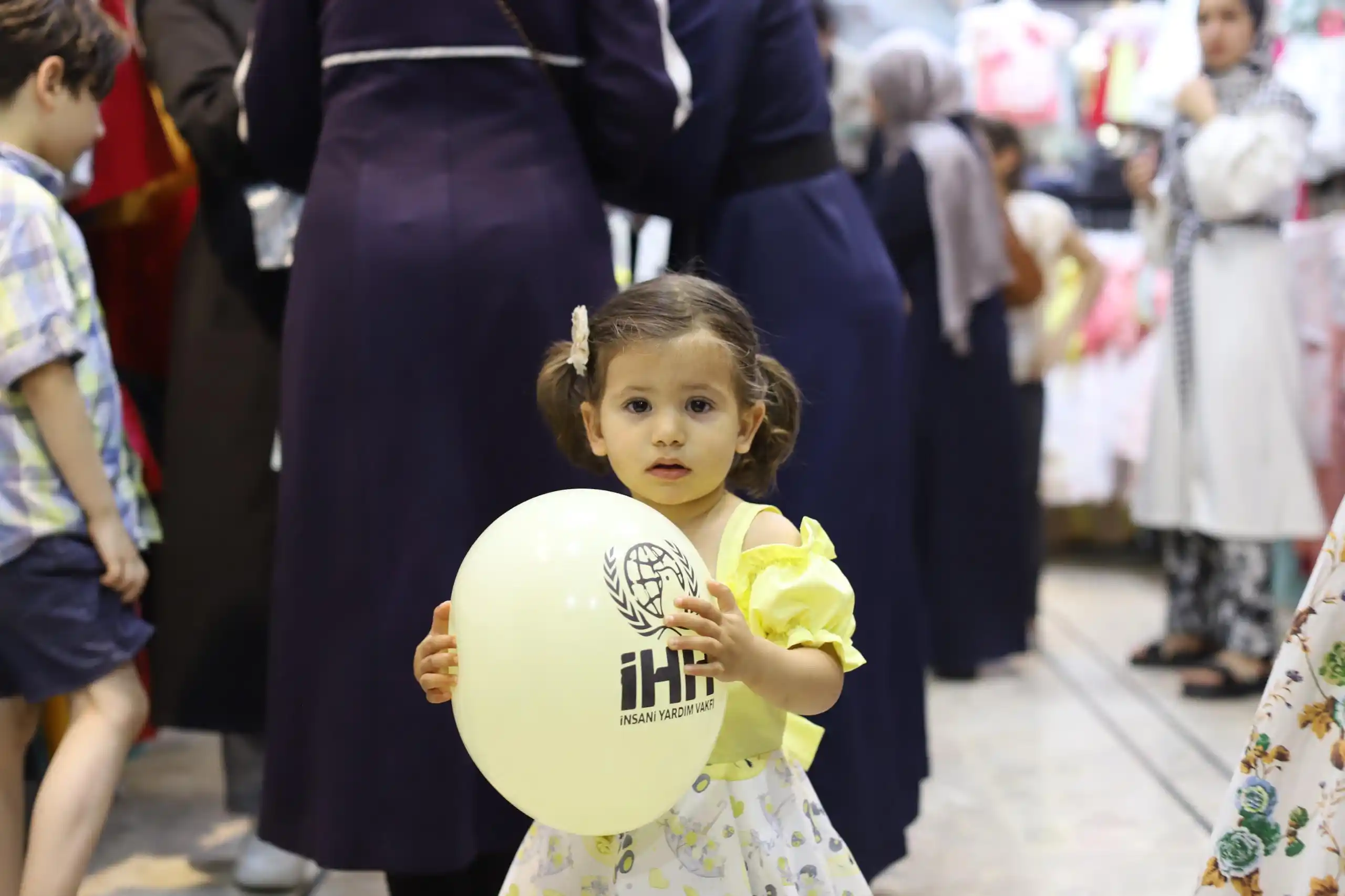Image from هيئة الإغاثة الإنسانية IHH: بدعمكم، سيستقبل آلاف من أطفالنا الأيتام العيد بثياب جديدة. تبتسم الد...