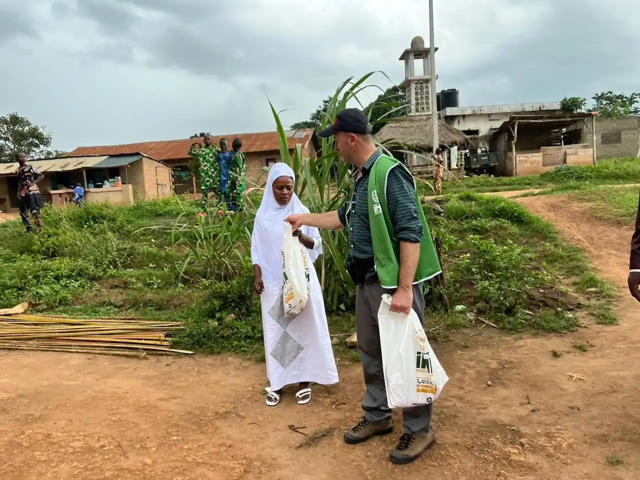 Image from هيئة الإغاثة الإنسانية IHH: 🇧🇯 قمنا بتوزيع الأضاحي في منطقة “إيبا”، التي تبعد حوالي 80 كيلومترًا...