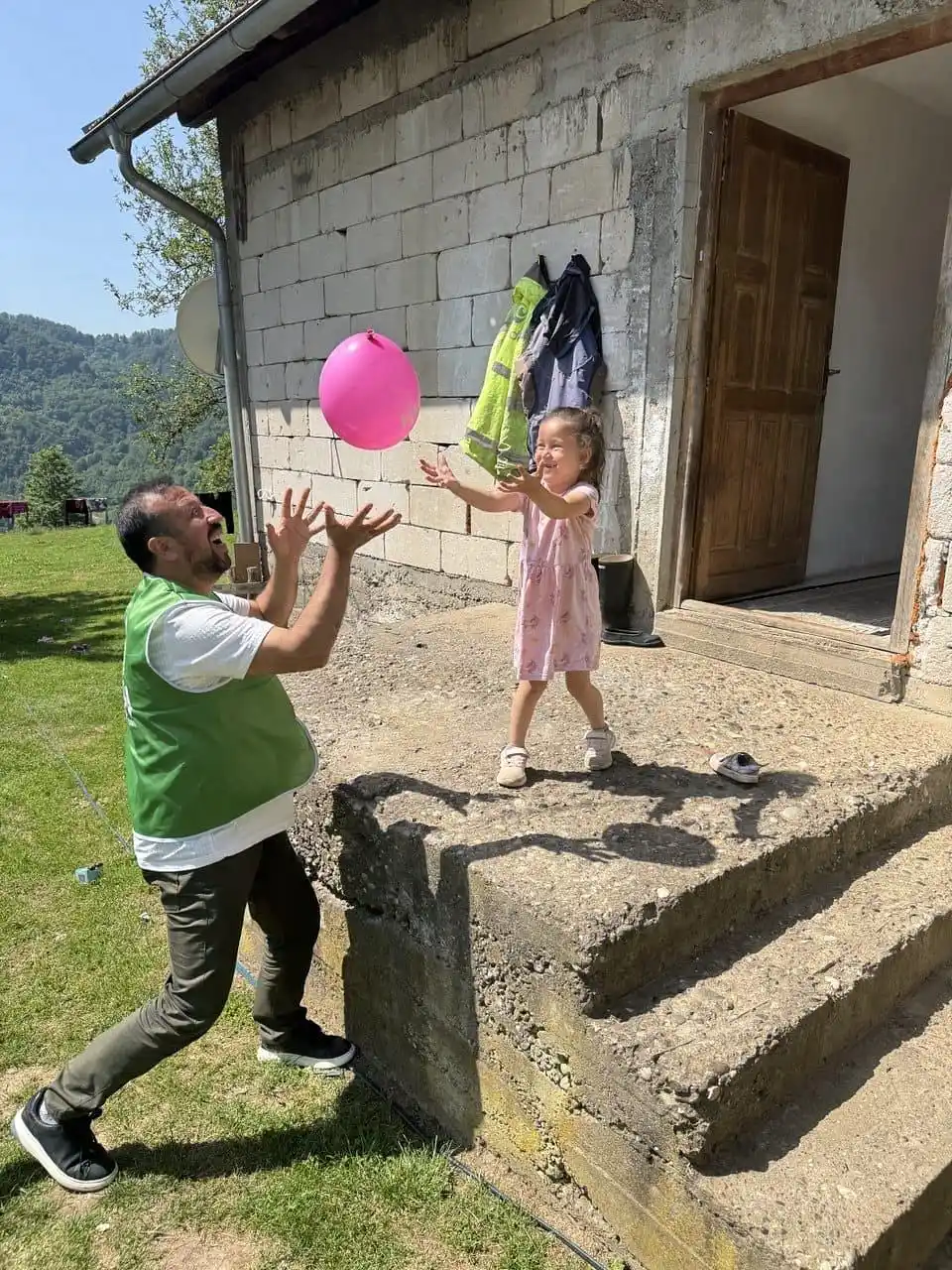 Image from هيئة الإغاثة الإنسانية IHH: 🍬 فرحة العيد   ‏📍 سريبرينيتسا، البوسنة والهرسك 🇧🇦...