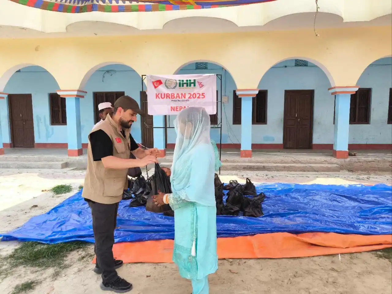 Image from هيئة الإغاثة الإنسانية IHH: 🇳🇵قمنا بذبح 100 أضحية في منطقة راجبيراج في نيبال، وقمنا بتوزيع لحوم...