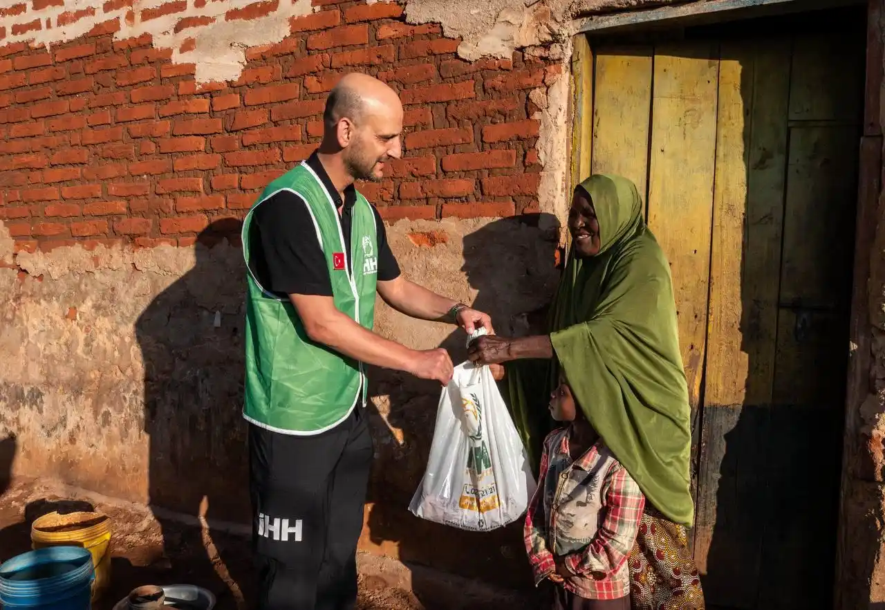 Image from هيئة الإغاثة الإنسانية IHH: 🇹🇿قمنا بتوزيع الأضاحي على 400 عائلة متعففة في منطقة موروجورو في تنز...