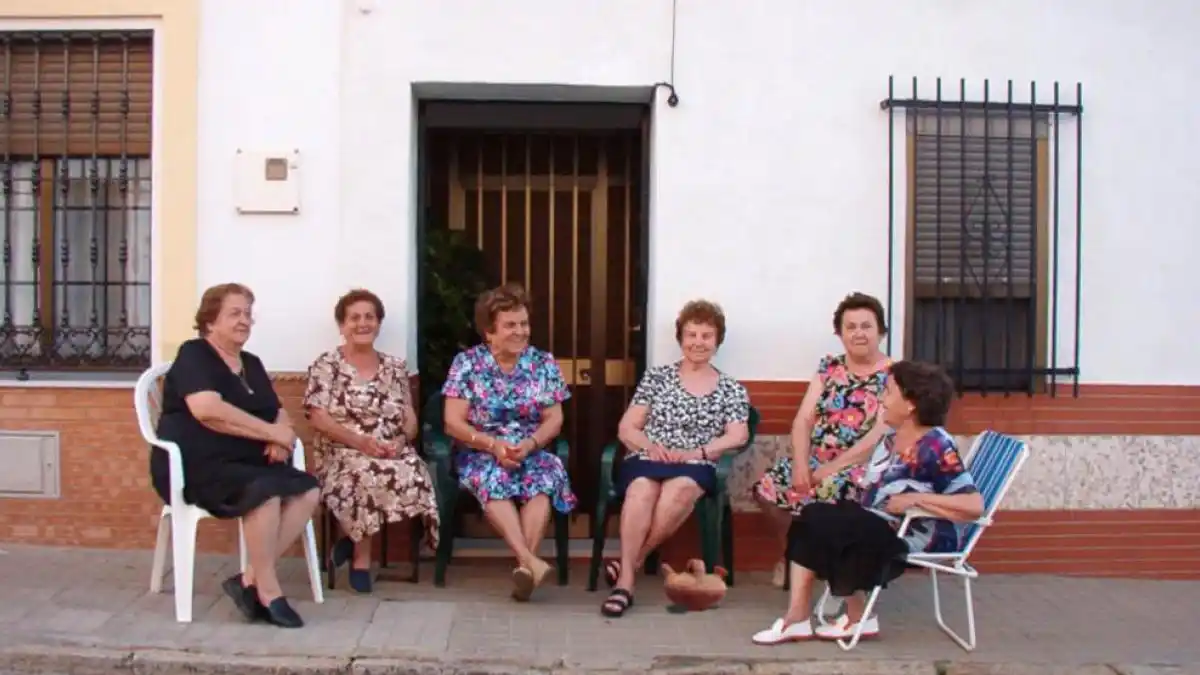 Image from Tgcom24: *Andalusia, le nonne in strada al fresco sono "fuorilegge": ecco perch...