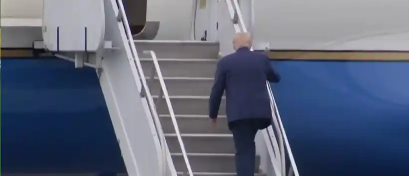 Image from Tgcom24: *Donald Trump come Biden: scivola e inciampa sulla scaletta dell'Air F...