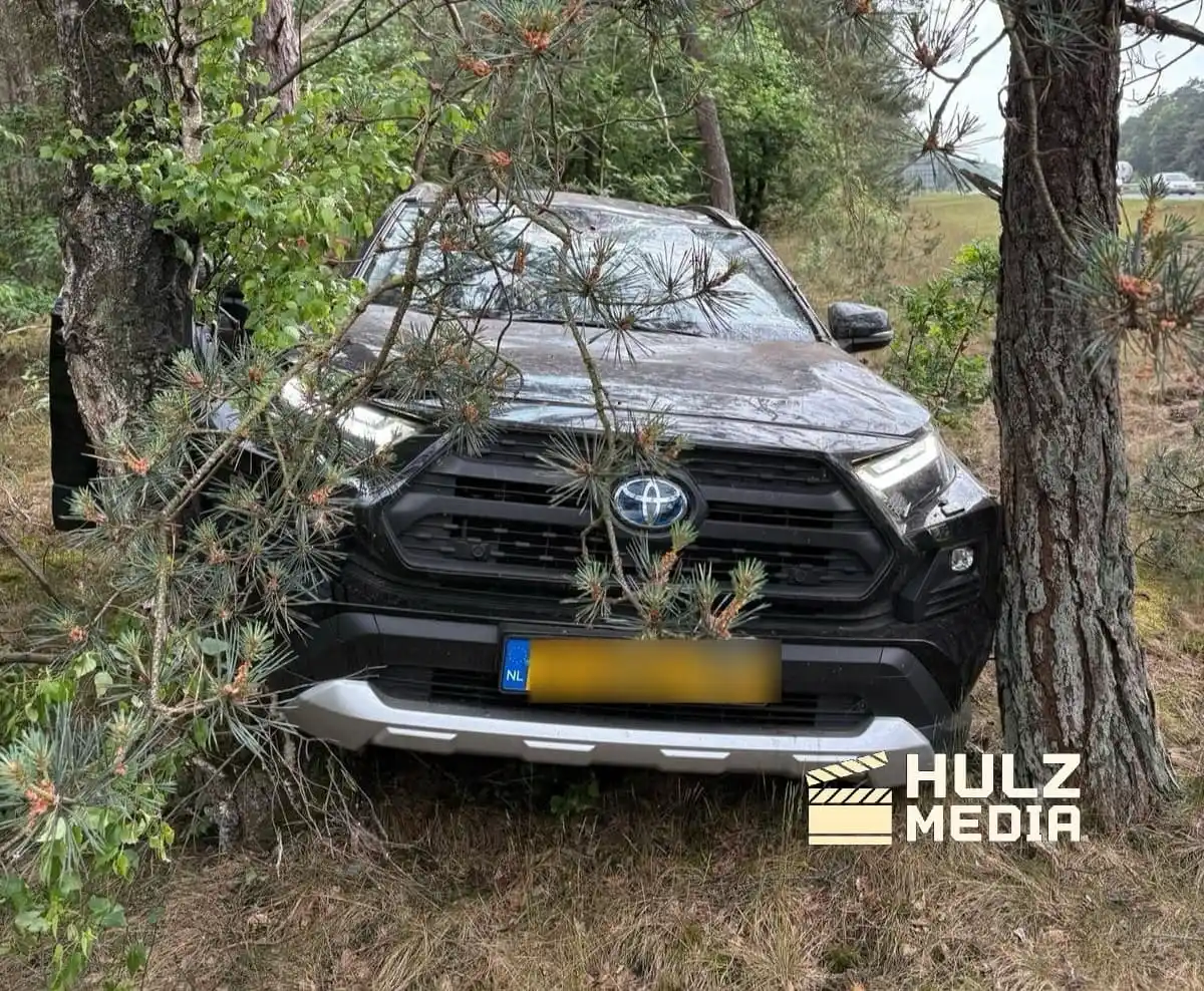 Image from Hulz Media ✅: Automobilist tussen bomen tot stilstand op A28 bij Nunspeet. Lees meer...