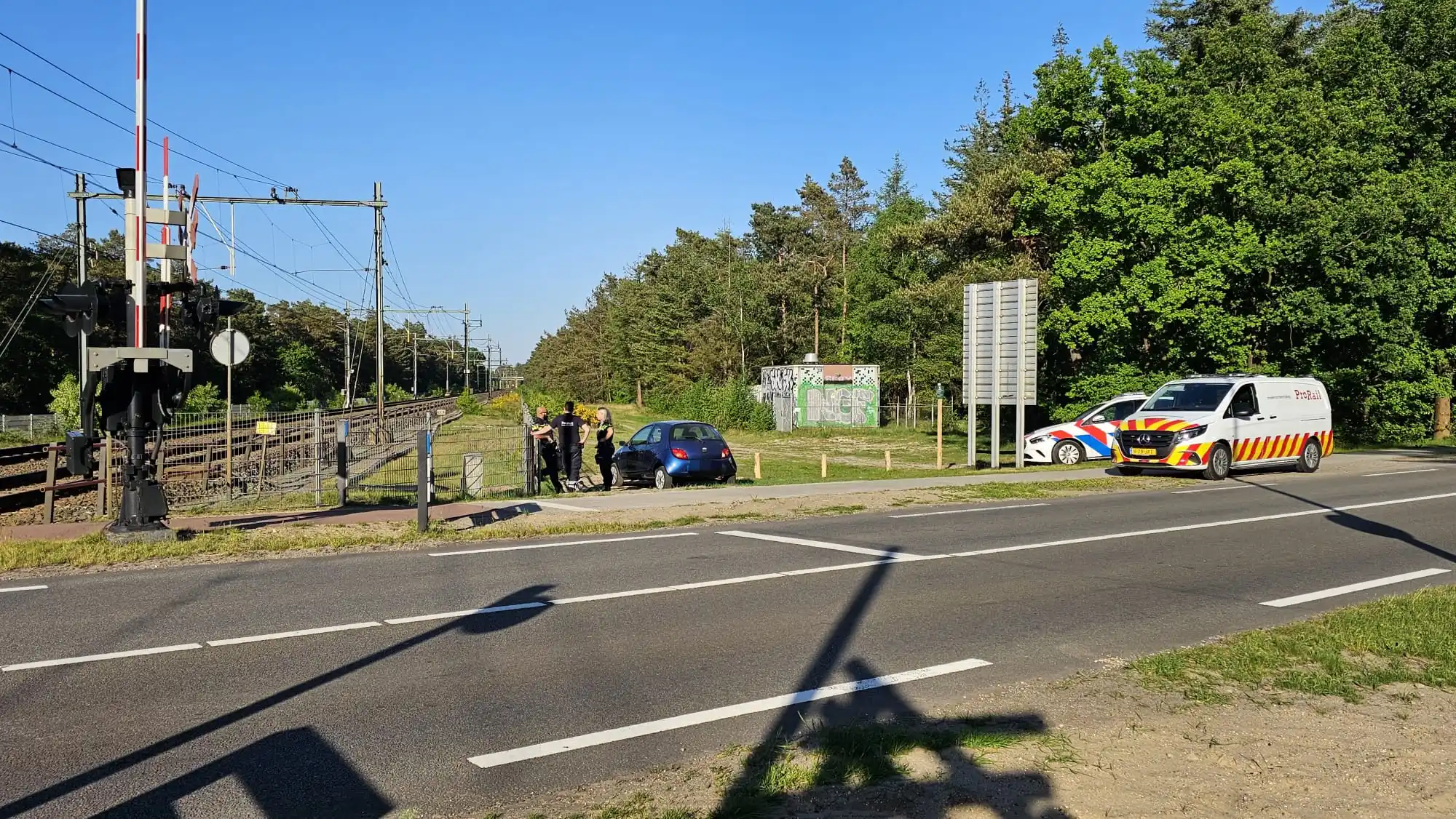 Image from Hulz Media ✅: De politie kreeg rond 18:28uur een melding dat er een auto op het spoo...