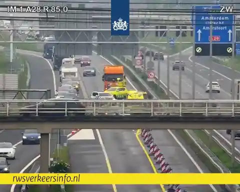 Image from Hulz Media: ❌ | Een ongeval tussen een auto en een motor op de A28 op knooppunt Ha...