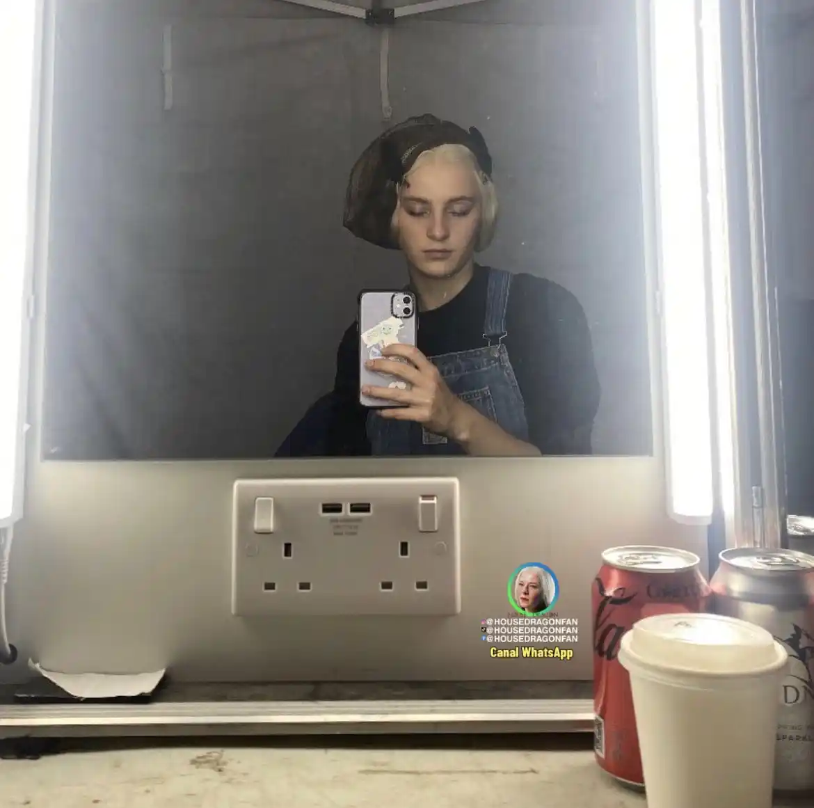 Image from HOUSE DRAGÓN FANÁTICOS 🛡️: *¿LA NUEVA HELAENA?* Luciendo la característica peluca blanca platina...