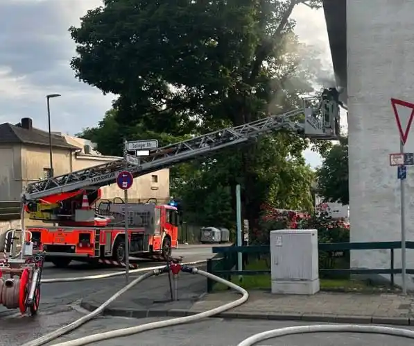 Image from Bergische Blaulichtnews: ++ Zimmerbrand in Remscheid ++ Am Samstagabend, den 07.06.2025 wurde ...