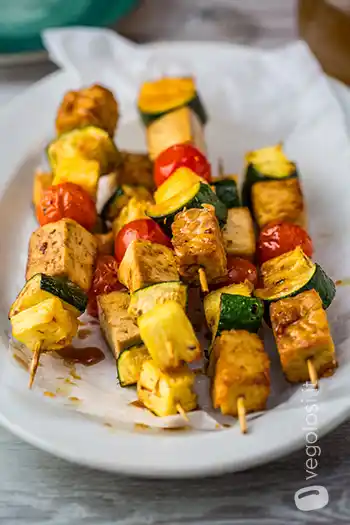 Image from Vegolosi: Mamma mia che buoni questi 😍 🌱 Spiedini di tofu e tempeh con ananas...
