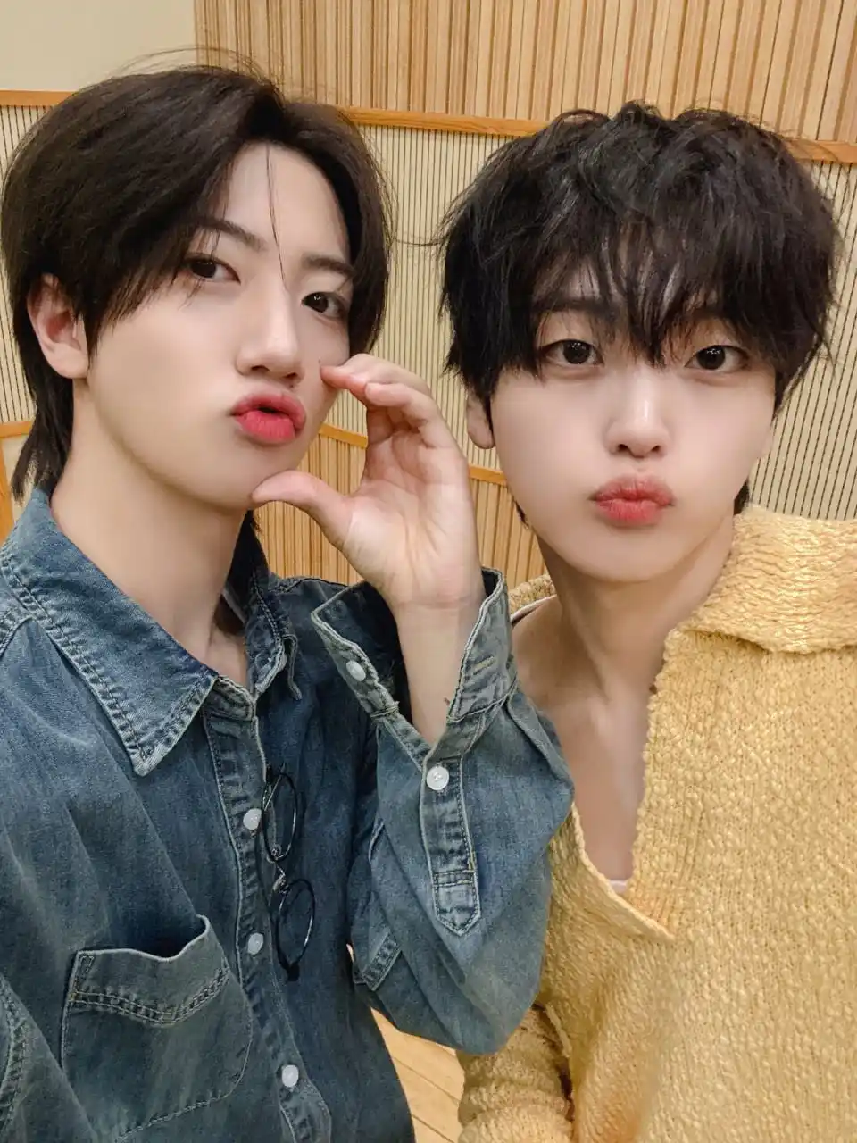 Image from CRAVITY FALLS | 𐙚 CRAVITY INFO: 🖼️ | *TWITTER* `# WONJIN & HYEONGJUN 🐣🐩` [25/05/27]  > ⌕ Se hizo un...
