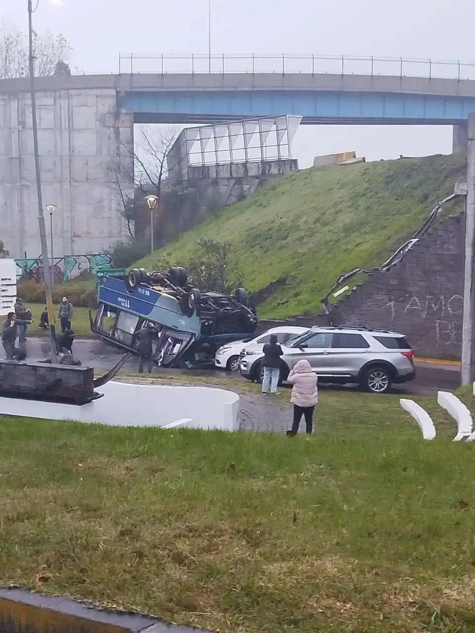 Image from ⚠️ INFO CL WSP ⚠️: ⚠️Trágico accidente de un micro bus en la Comuna de Chiguayante,Region...