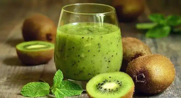 Image from اطلاعات پزشکی 👩🏻‍⚕️💊🩺Medical: *هر روز آبمیوه ی کیوی بخورید🥝*  کیوی سرشار از ویتامین E است. مصرف مقد...