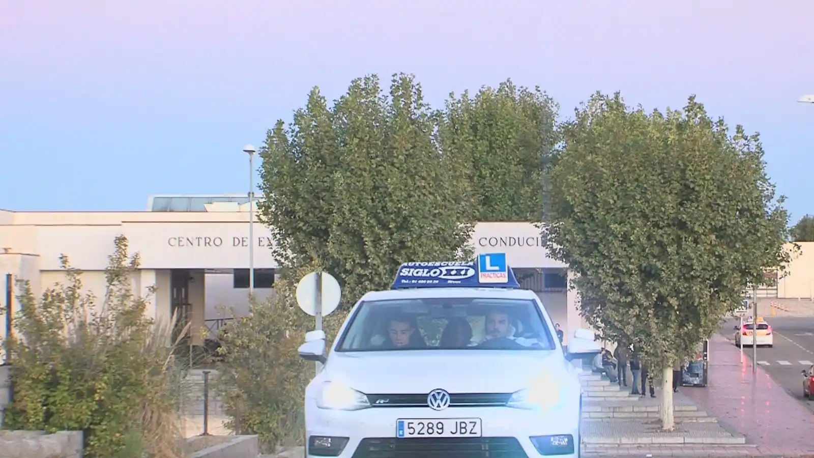 Image from TeleMadrid: *Denuncian colapso en el centro de exámenes de la DGT en Móstoles* 👉...