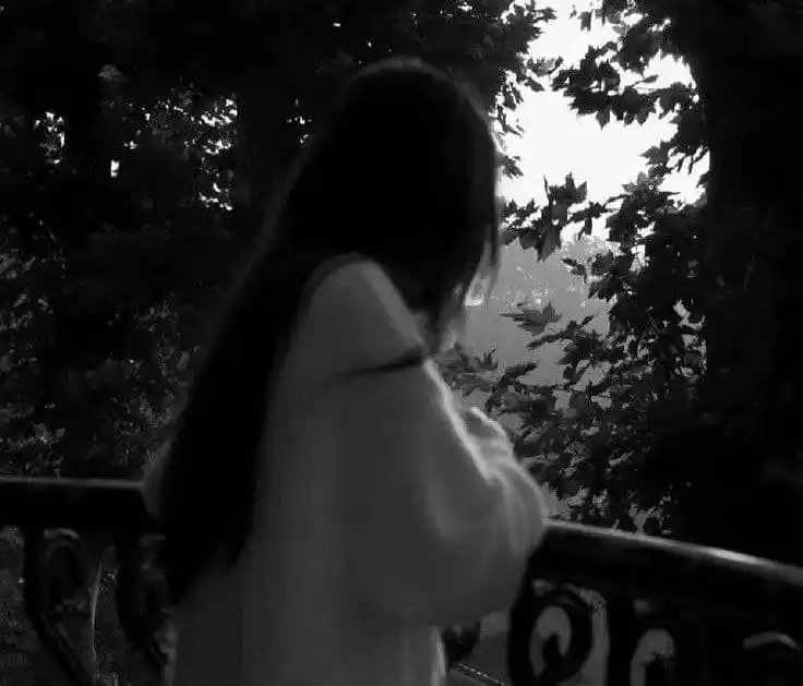 Image from روح مظلمه🖤 عبارات حزينه صور حالات ستوريات حزن اشعار حزن ملصقات سك: - *إنني أقدم قلبي قربانًا من أجل لحظة اطمئنان فأمكث في الخوف وحدي، أسع...