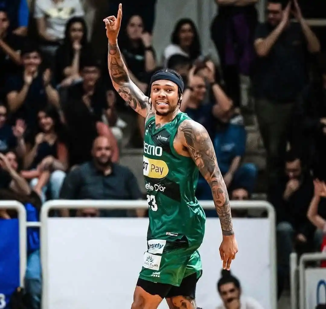 Image from 🇱🇧 𝙇𝙄𝙑𝙀 𝘽𝘼𝙎𝙆𝙀𝙏𝘽𝘼𝙇𝙇 🏀: ❮★♚★❯⬌🏀🇳🇫 زاك لوفتن خارج أسوار القلعة الخضراء . _*⋆𝒔𝒌𝒚 в...