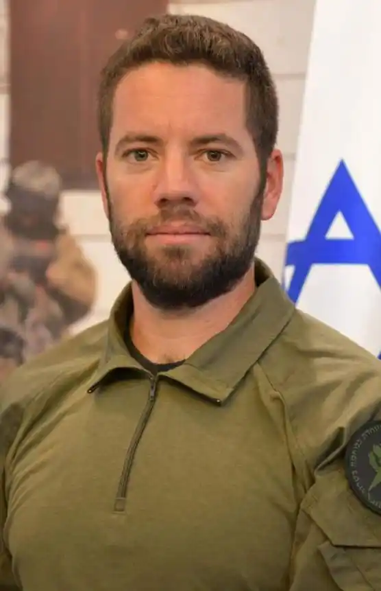 Image from Comunidades Plus Canal de noticias: *El heroísmo de Arnon* Hace un año, el difunto teniente coronel Arnon...