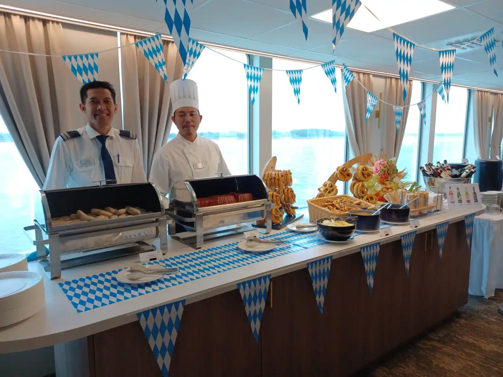 Image from Dein Flussschiff - DCS Kreuzfahrten und mehr www.dcs.travel: Gleich geht der Frühschoppen auf der Amethyst 1 los! Da war die Küche...
