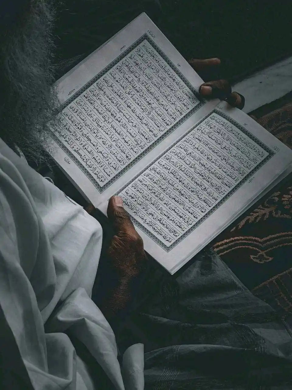 Image from أڪاديمية "يَرْجُونَ تِجَارَةً لَّن تَبُورَ": لُو سُلبت مِنك لذائِذ الدُّنيا كُلها، ولَم يبقَ معَك مِنها إلا القُرءا...
