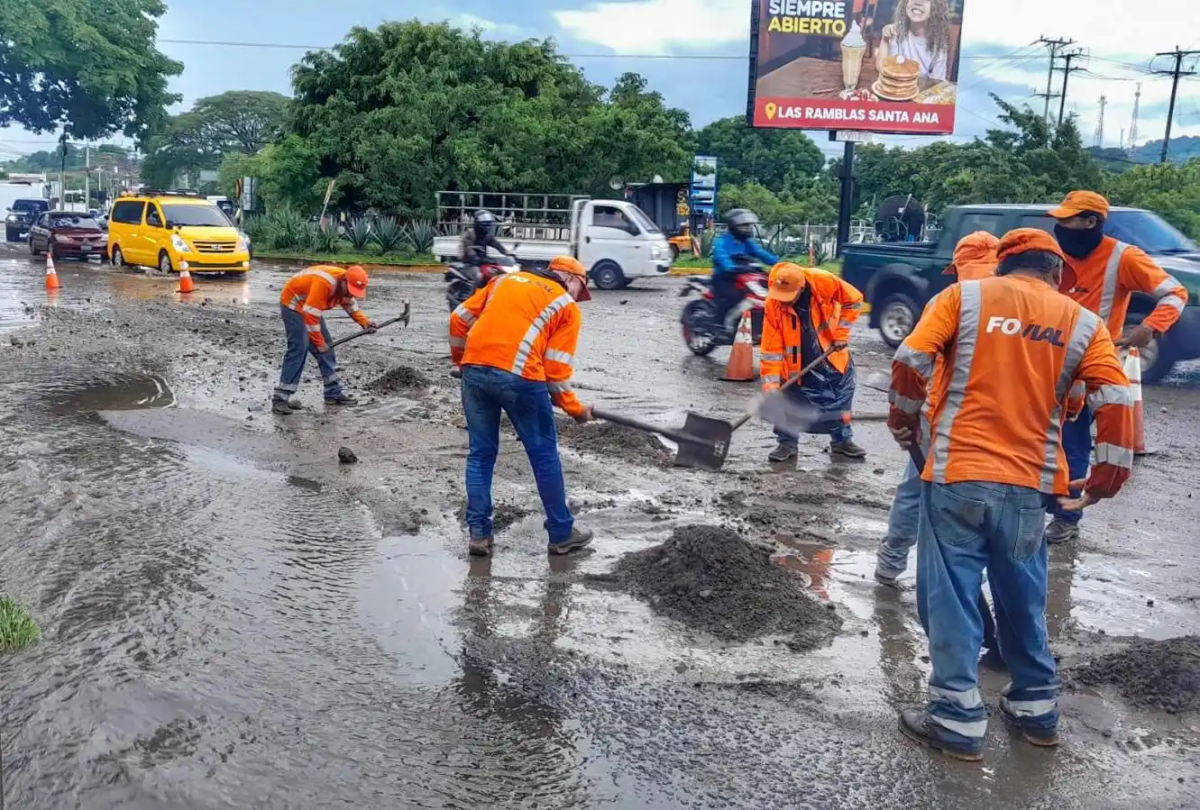 Image from Secretaría de Prensa del Presidente Nayib Bukele: 🌧️🚧 Personal de Fovial limpia material de arrastre en redondel La Ce...