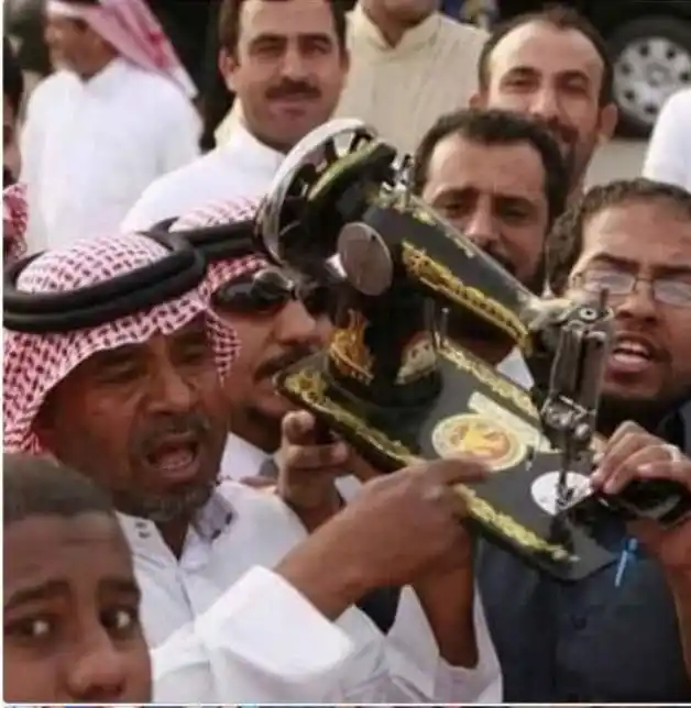 Image from متع عقلك 🧠 | هل تعلم نصائح دينيه معلومات أقتباسات الحياة قصص نكت قران: *أكبر خدعة جماعية شهدها الخليج: الزئبق الأحمر ومكائن الخياطة!* *في رب...