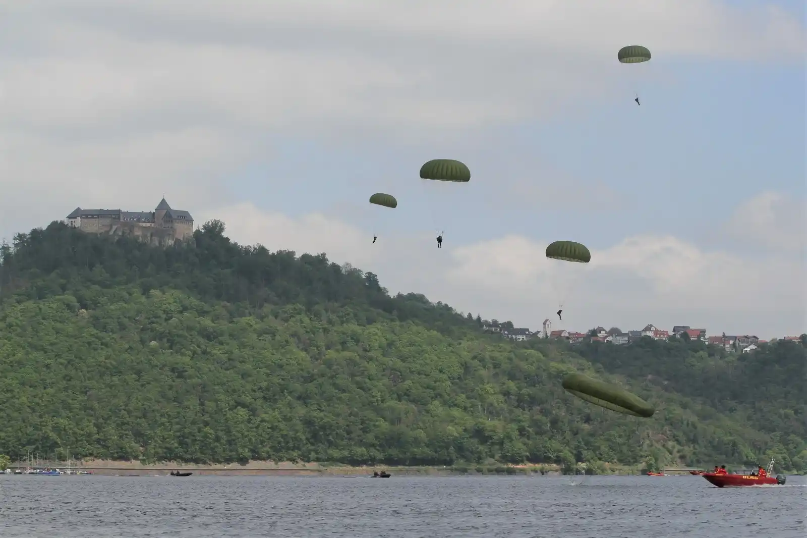 Image from HIT RADIO FFH: Aus 400 Metern Höhe ✈️ direkt in den Edersee gleiten. Heute führt die ...