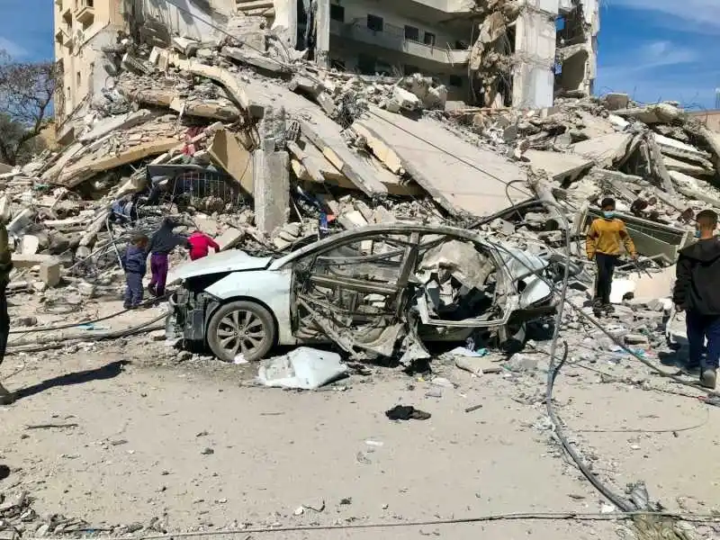 Image from CATT.CH: *Gaza: "La gente vaga tra le macerie come fantasmi affamati"* La testi...