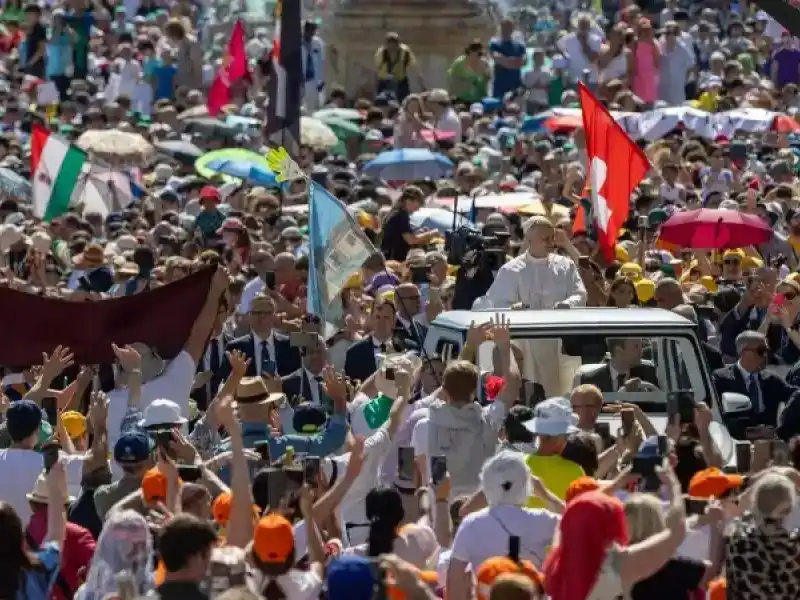 Image from CATT.CH: *Il Papa alle famiglie: "Siete forza di unità nelle società disgregate...