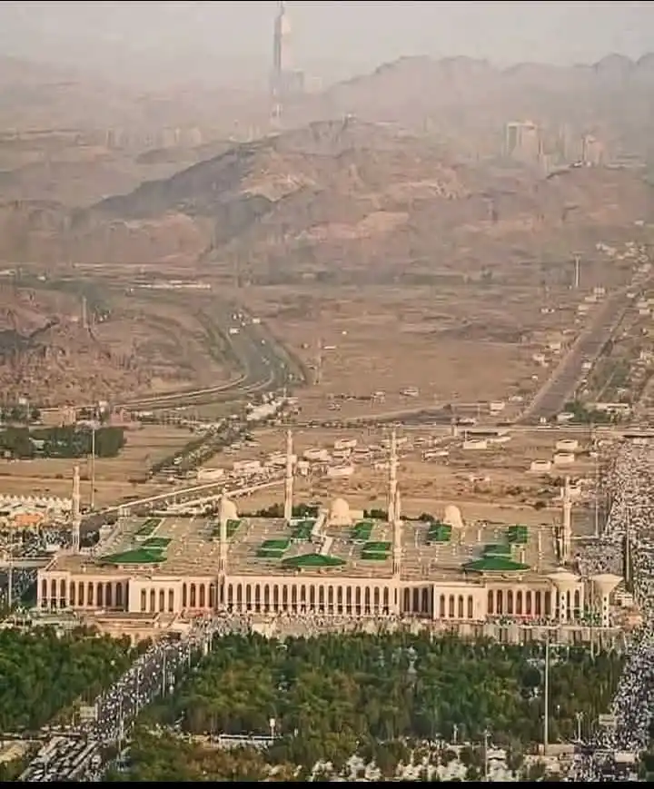 Image from نبض الأمة؛؛؛: مسجد نَمِرة المسجد الذي لا يُصلَّىٰ فيه إلا يومًا واحدًا في السنة مسج...