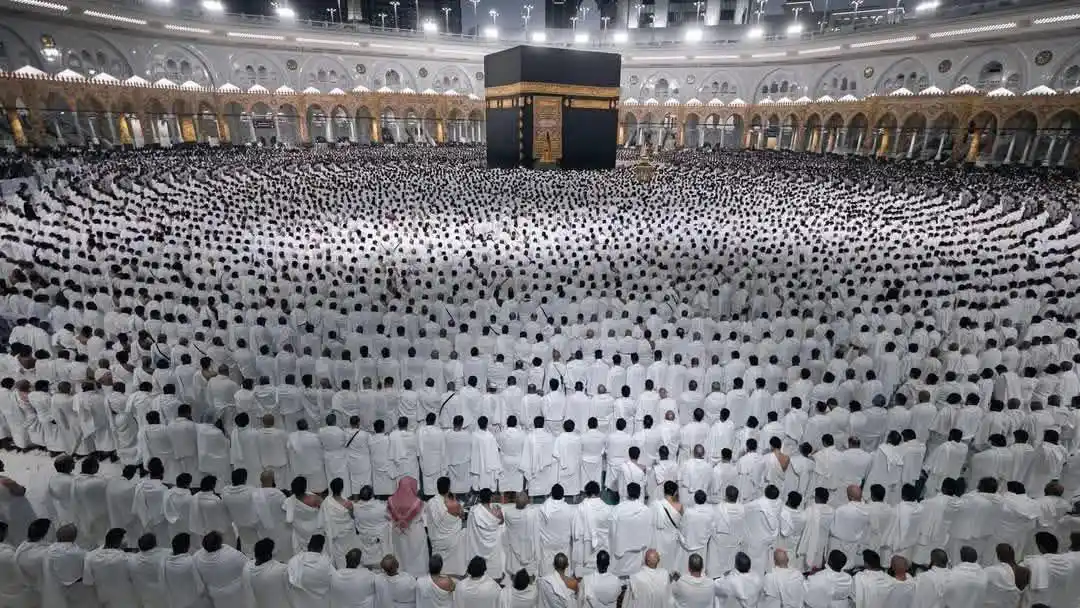 Image from مسك || 𝒎𝒆𝒔𝒌: في حضرة الطُهر والسكينة… مشهدٌ مهيب يهزّ القلب قبل العين، ملايين الأر...