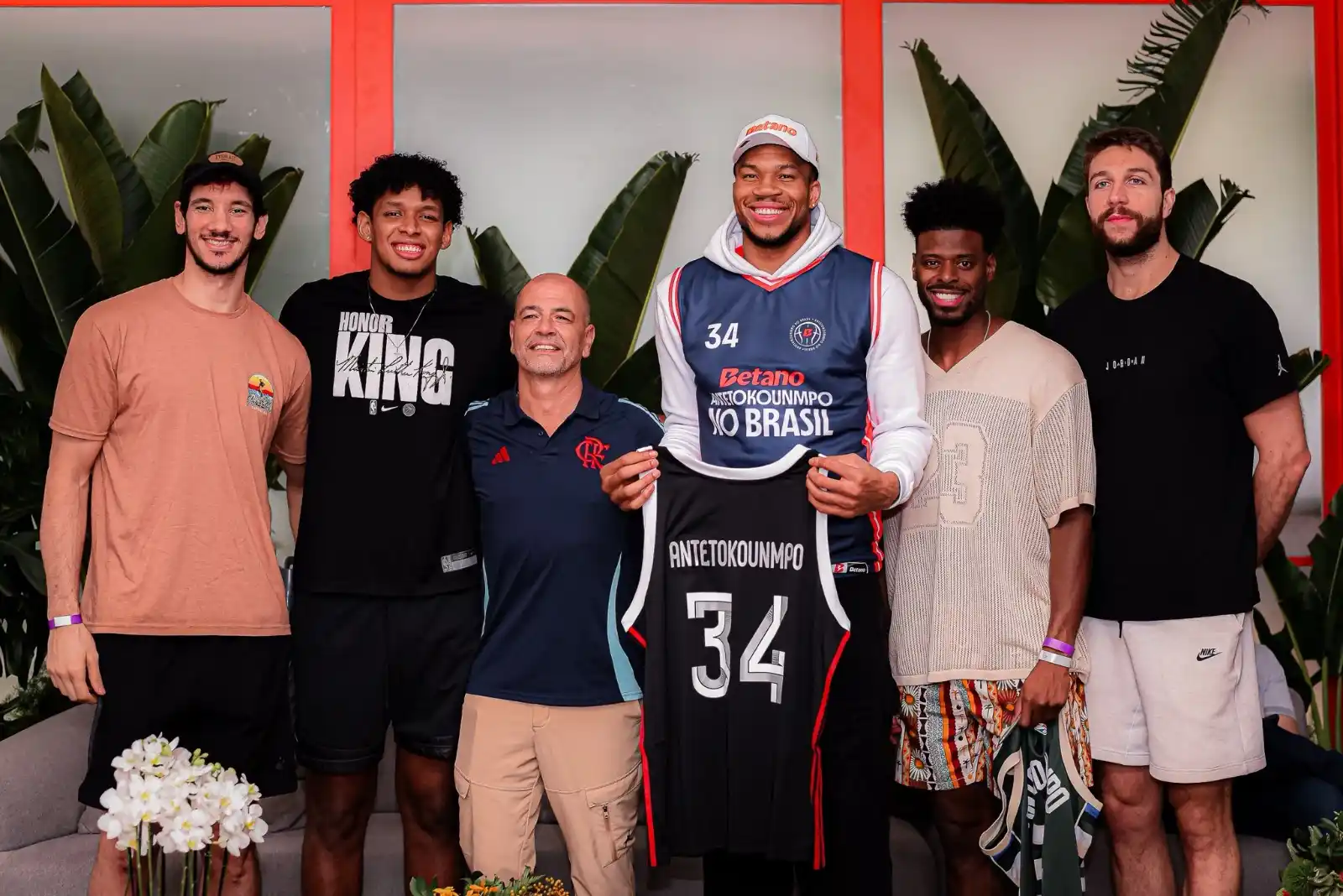 Image from TNT Sports | Flamengo: TODO MUNDO É MENGÃO! 🔴⚫ Simplesmente Giannis Antetokounmpo com a cami...