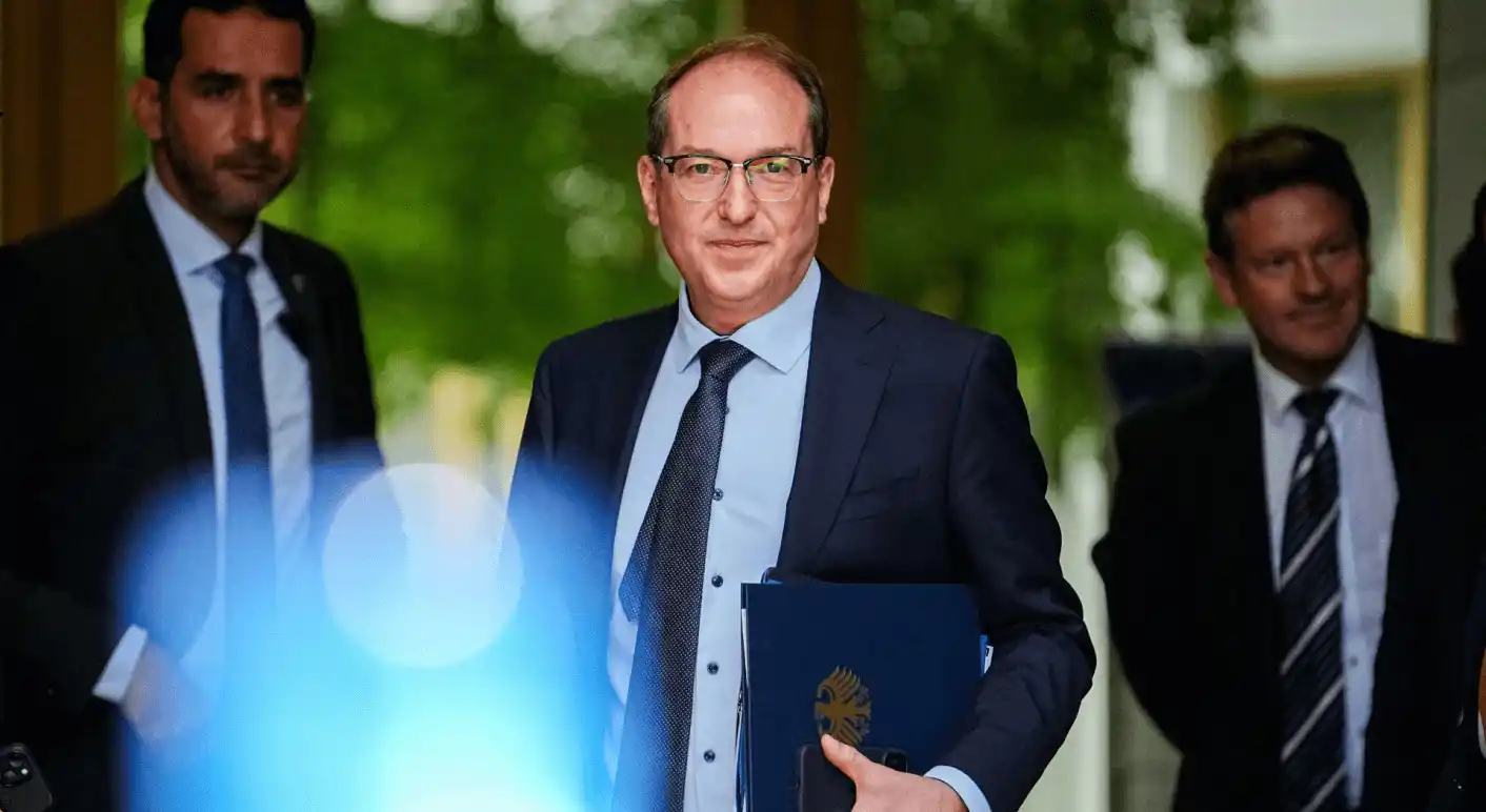 Image from CORRECTIV.Faktencheck: Innenminister Alexander Dobrindt ordnete im Mai an, dass *Asylsuchende...