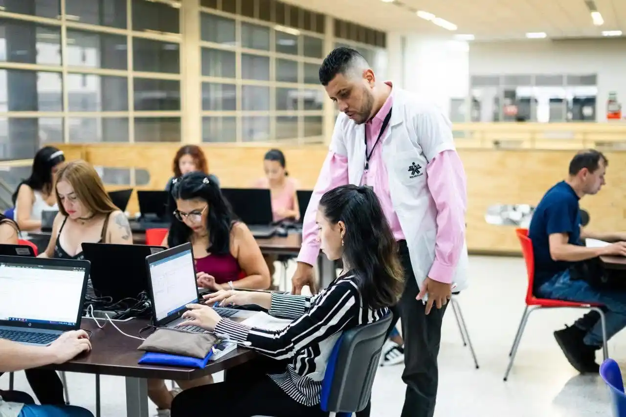 Image from Alcaldía de Pereira : PEREIRANOS FORTALECEN SUS HABILIDADES DIGITALES CON NUEVO CURSO GRATUI...