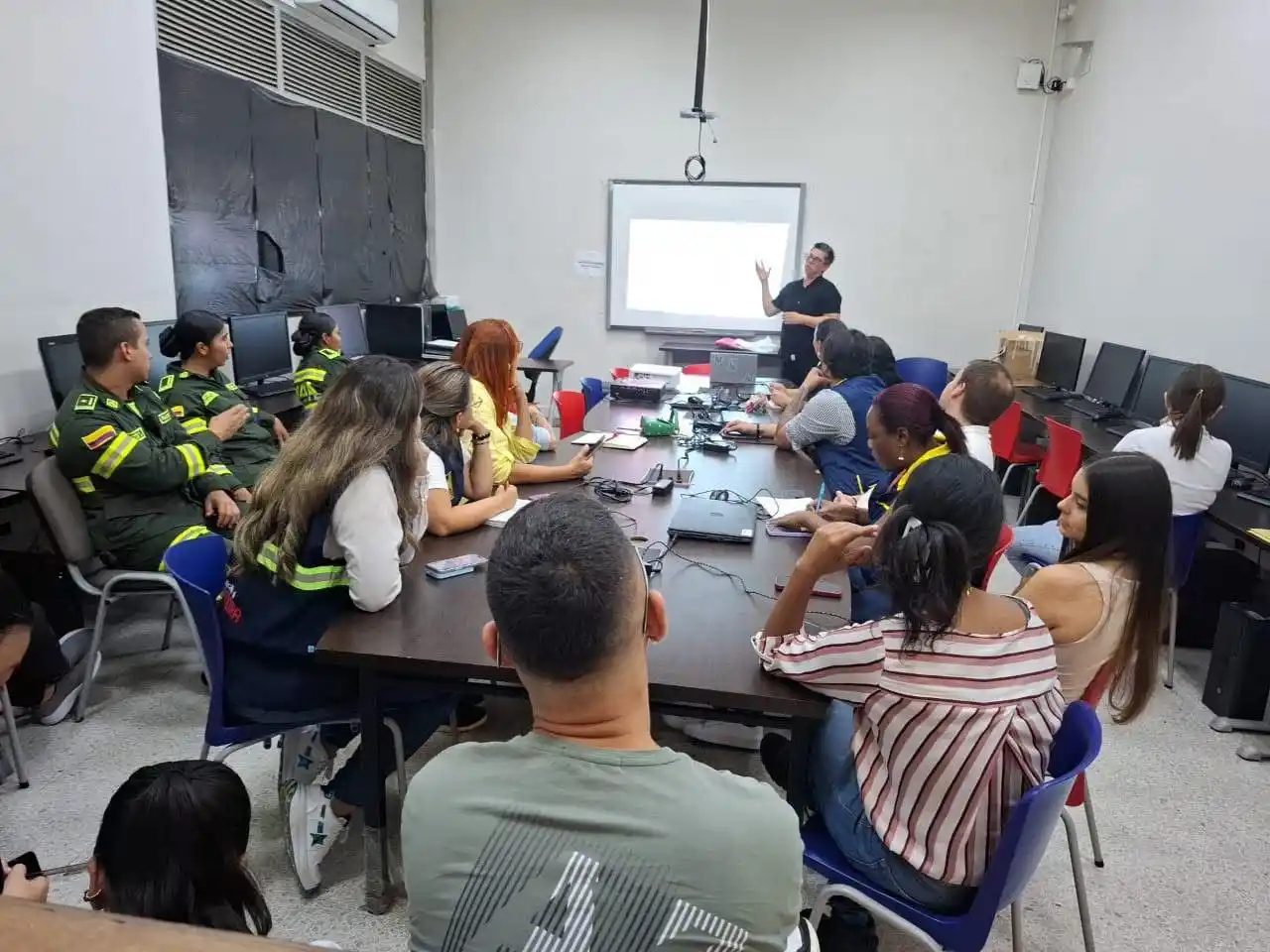 Image from Alcaldía de Pereira : PERSONAL DE LA DIGER PEREIRA SE CAPACITA EN ATENCIÓN INCLUSIVA 🤟En c...