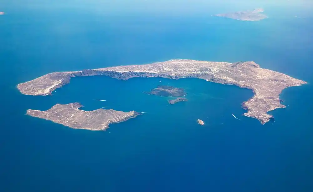 Image from Wissen mit Johnny: Hier seht ihr, wie Santorini von oben aussieht....