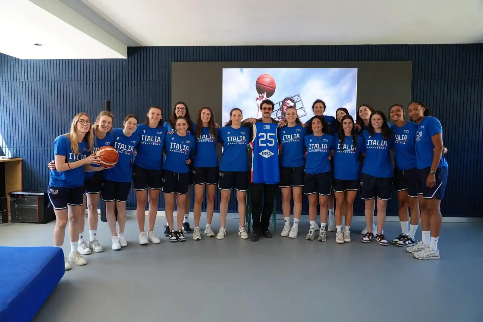 Image from Federbasket: Il saluto di Carl Brave alle Azzurre: “Bello incontrarvi, vi seguirò a...