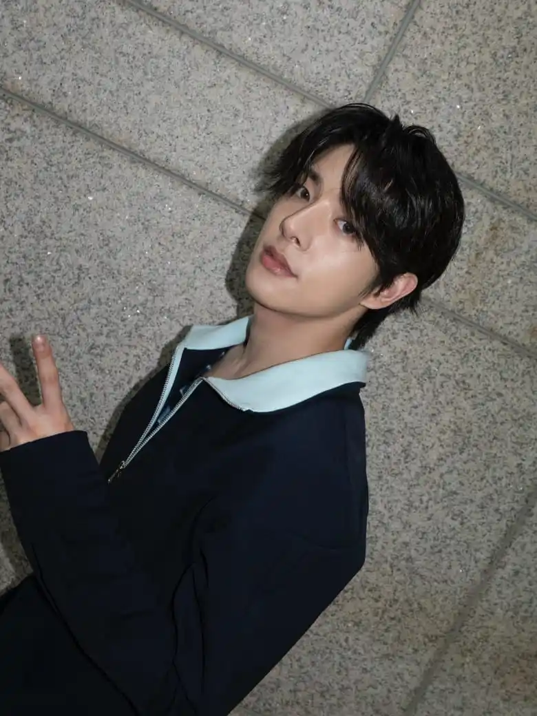 Image from ENHYPEN UPDATE ♡ ONE TWO CONNECT: 🩶 *_JAKE WEVERSE UPDATE_* 🩶 🦮 : c u besok :) 🦮 : minggu kedua pro...