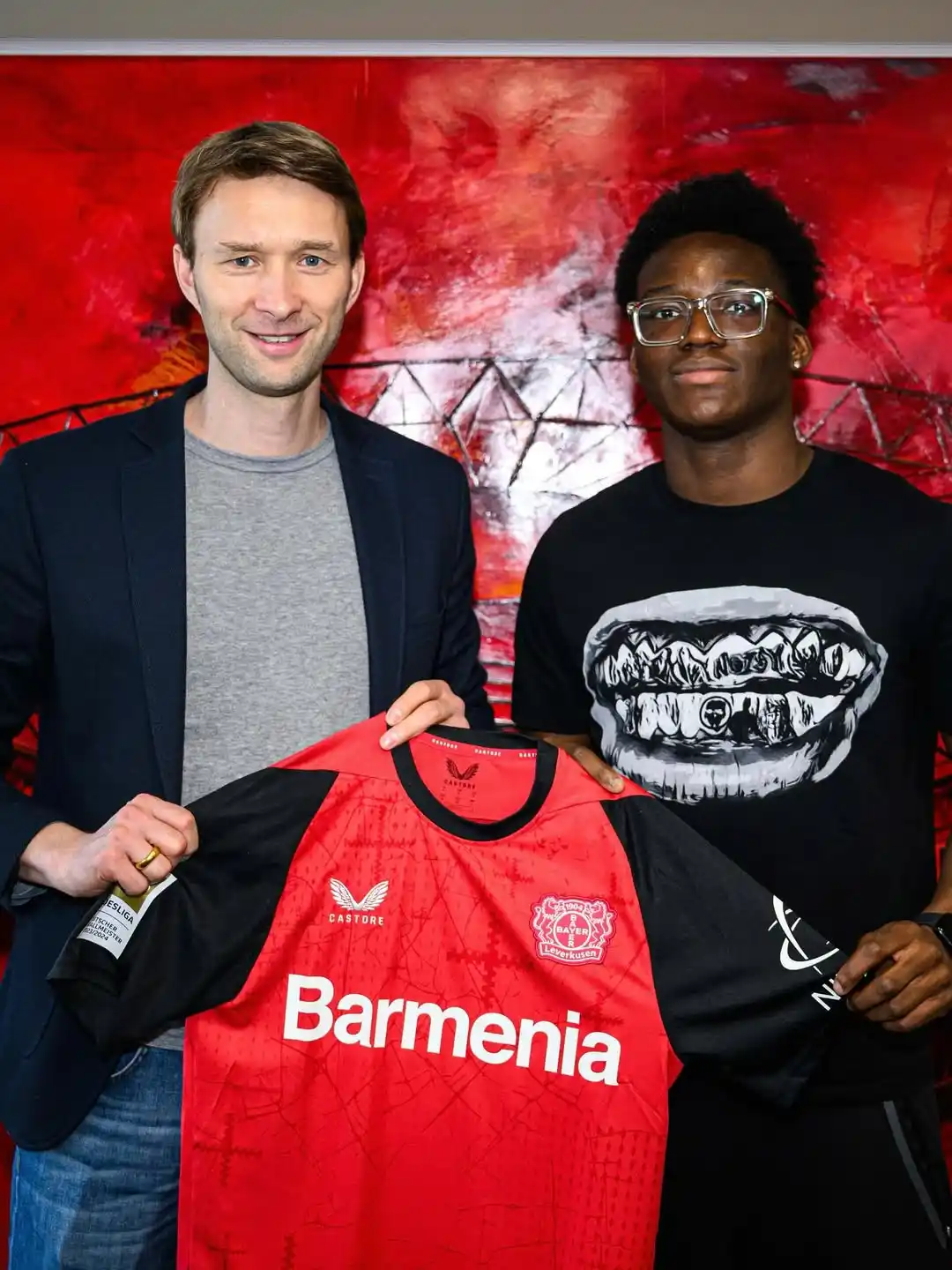 Image from Bayer 04 Leverkusen Brasil: 🚨 *NOVO ZAGUEIRO NA ÁREA!* Bem-vindo, Axel Tape 🇫🇷 A jovem promes...