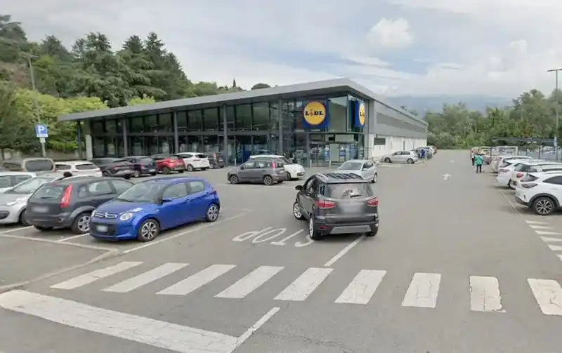 Image from QUOTIDIANO CANAVESE NOTIZIE: IVREA - Furti e minacce al Lidl, l'azienda avvia una ronda con la vigi...