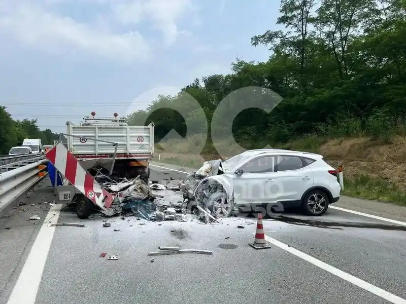 Image from QUOTIDIANO CANAVESE NOTIZIE: SCHIANTO IN AUTOSTRADA - Con l'auto contro un camion di un cantiere: a...