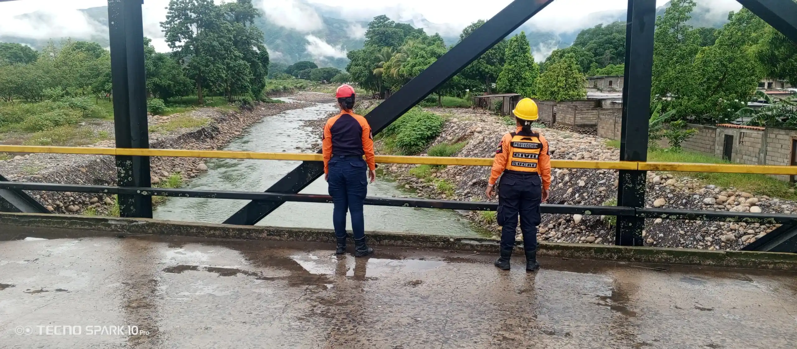 Image from @PCAD_Sucre_Ve: 🔸 Funcionarios de Protección Civil se mantienen en constante monitore...